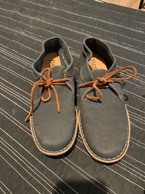Born Dark Blue Nubuck Chukka Boots with Brown Laces
